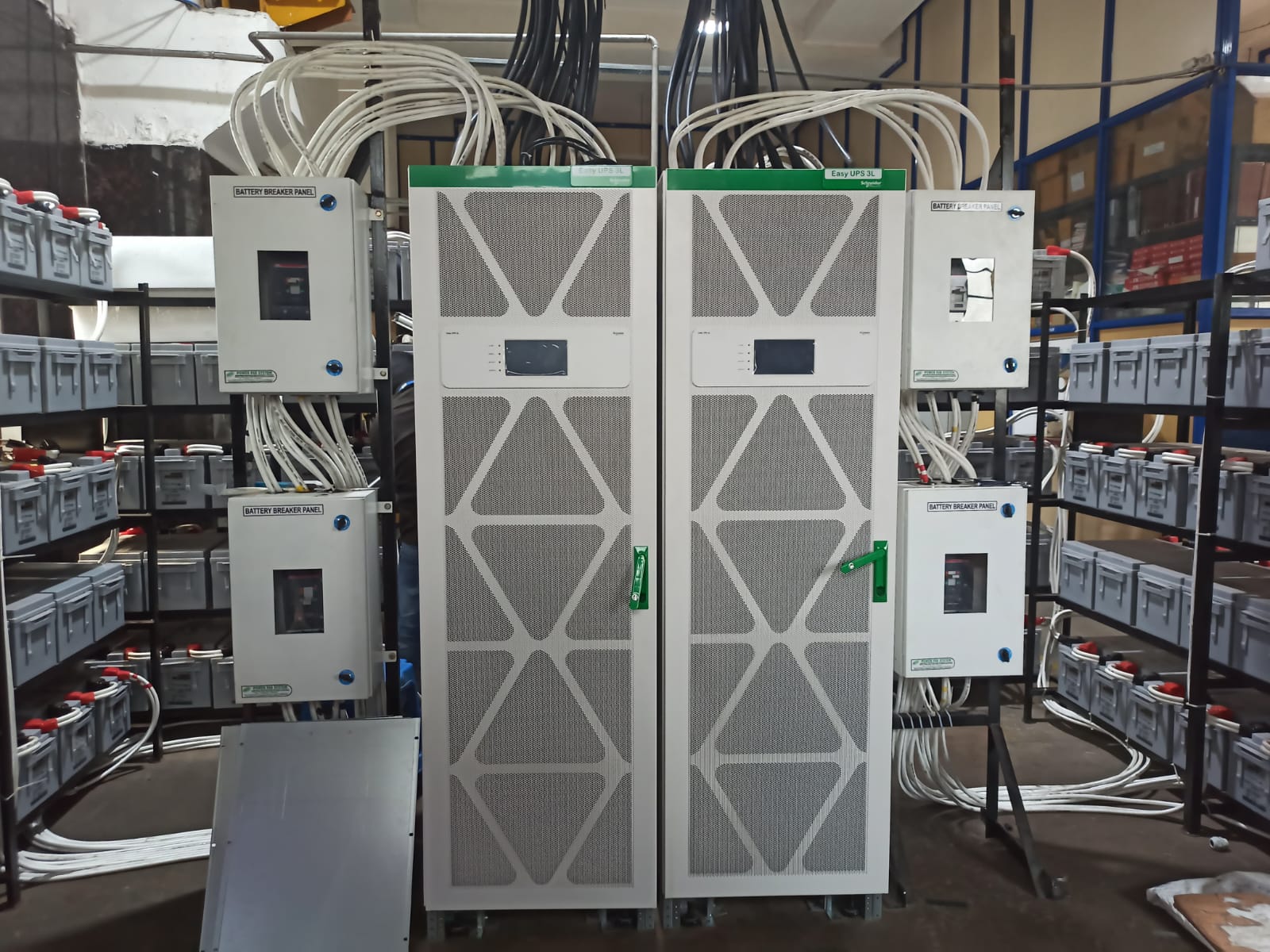 2× Easy UPS 3L (300 kVA) with battery banks